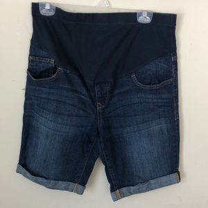 Woman’s maternity shorts